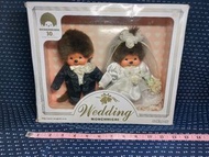 Sekiguchi Monchhichi 結婚套裝玩偶。 這款特別版毛絨玩具套裝是為紀念Monchhichi 30 週年而推出的限量版收藏品。 

以下是有關此商品的詳細資訊：

類型：一對穿著西式新
