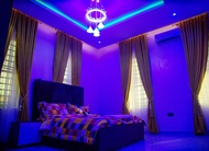 Pangsapuri 1500 m² dengan 1 bilik tidur dan 1 bilik mandi peribadi di Akowonjo (Hotel services with 