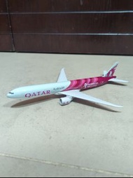 &lt;飛機模型&gt; 卡塔爾航空 B777-300ER 客機 1：400 連底座