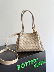 💕折扣 💕溫柔百搭燕麥色經典編織手提斜挎包 | Bottega Veneta Mini Andiamo Parachute Bag|