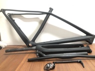 #1: 一套公路自行车的碳纤维车架及配套零件，具体包含： • 主体：哑光黑碳纤维公路车架（采用气动/破风几何设计，碟刹规格、内走线设计） • 配套零件：碳纤维前叉、碳纤维坐管、碳纤维车把、碗组、桶轴杆