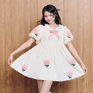 FLAT2112 : RIBBON DAY MINI DRESS เดรสครีมสายหวาน คอปกโบว์ชมพู พร้อมตกแต่งดอกไม้บนชุด ใส่น่ารักมาก สไ