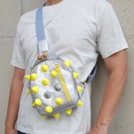 尖刺設計銀色口金包 男生斜背胸包 單肩手機包 側背 輕量