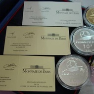 法國 1998 年發行第 16 屆法國世界盃足球賽紀念版 1 套 3 枚金幣及銀幣