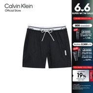 CALVIN KLEIN กางเกงออกกำลังกายขาสั้นผู้ชาย รุ่น 4MS4S845 001 ทรง WOVEN SHORT - สีดำ