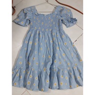 Old 2-hand baby clothes closed live