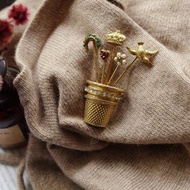 Vintage 古董 金色特別針插 別針 胸針 西裝外套 JEANNE b75