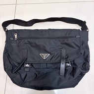 Prada大型尼龍郵差包