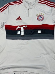 拜仁慕尼黑作客球衣（有部份印字脫落）