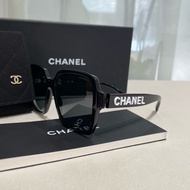 CHANEL香奈兒黑色墨鏡logo鏡腿