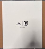 全新連牌Adidas 2018年世界盃日本國家隊紀念球員版球衣禮盒，球衣印有該屆日本隊世界盃的對賽記錄及球員名單（日本碼L)（左上盒角有小破損）