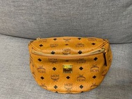 MCM Fursten Visetos 品牌印花斜背/腰包(咖)