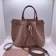 LV路易威登 girolata托特月光女神水桶包 編碼款，尺寸：30×27×13 鏤空設計 牛皮粉色大號 月光女神手提單肩包 內里乾淨