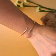 (WELRY.acc) กำไลข้อมือ สีทอง ปลายขอบประดับเพชรCZ รุ่น Aria