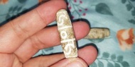 秒殺$1000，西藏扎基寺加持，西藏老料地埋火供老天珠，兩眼天珠，三眼蓮師法器，大鵬鳥老天珠，非常老氣，風化紋非常靚，價錢為一粒