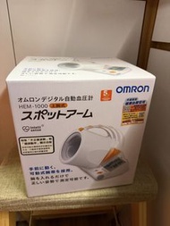 歐姆龍（Omron）HEM-1000 是一款專為家庭健康管理設計的全自動隧道式（臂筒式）電子血壓計。，