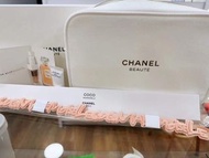 Chanel 香奈兒香港專櫃套裝小樣：①白色化妝包②光採透白精華5ml③CoCo香水1.5ml④粉色發帶一條