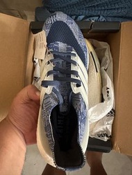 Adidas Ultraboost 藍色運動鞋