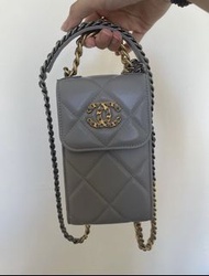 Chanel 灰色菱格紋手機包