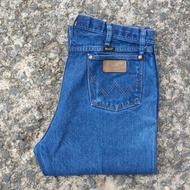 W14/35 Second-Hand Wrangler Jeans Model 13MWZ Actual Waist Measurement 35" Total Length 46.5" Leg Bo