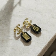 CHANEL 菱格鑽雙C垂墜黑色壓克力No.5吊飾耳環