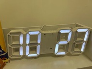 白色 LED 數字時鐘