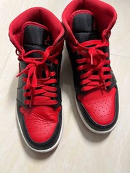 Air Jordan 1 Mid Alternate Bred