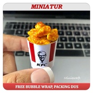 MINIATUR MAGNET TEMPELAN KULKAS KFC BUCKET DENGAN AYAM GORENG