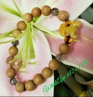 全新品 原創設計 只此一條 採用純優質 原產地 印度尼西亞 9.3mm 護身檀香木珠 + 開心緬甸黃玉狗仔/ 巴西出產 黑超七水晶/ 波蘭出產 切面琥珀 手鍊一條*久聞檀香 能令人精神爽利提神醒腦, 