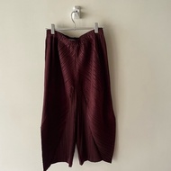 ▪️富貴選物FUGUEI▪️PP  三宅一生 巧克力紅 經典造型 異形七分褲