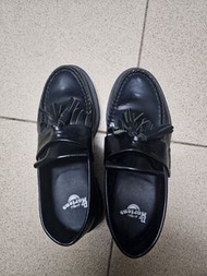 Dr. Martens 黑色流蘇樂福鞋