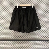 Stone Island ฤดูร้อนหินโลหะไนลอนกางเกงขาสั้นปักสบาย ๆ หลวมกางเกงห้าส่วนแห้งเร็วผู้ชายและผู้หญิงออกกำ