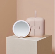 2025聖誕禮物| 全新 AMIRO 覓光 Cube S 行動LED磁吸美妝鏡折疊收納化妝箱 | Pinkoi