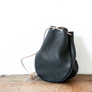 鹿皮抽繩 sacoche 包 / 黑色