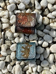 Manzoku | 可訂製 | 純手工皮革雕刻縫製 | 真皮耳機保護套