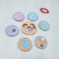 【寶寶收涎徽章】客製化・磁鐵/別針4.4cm・插畫・彌月回禮收口水
