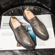รองเท้า Loafers สำหรับผู้ชาย สวมใส่สบาย หนัง PU ทรงหัวแหลม ด้านล่างนุ่ม สีเทา ฤดูร้อน 2024 รองเท้า L