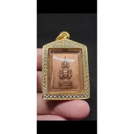 阿赞坤潘2530年第一期“邮票”泽度金佛牌 一旦海水不干枯，有吾必发——全泰第一泽度金师傅阿赞坤潘佛历2530年第一期“邮票”泽度金佛牌！诚心推荐。