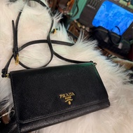 普拉達 PRADA 經典Saffiano 手拿包 中夾 短夾 十字紋 防刮皮革 防刮牛皮 黑色皮革鏈帶包 WOC Wallet on Chain 長夾 斜背包