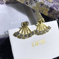 Dior 字母扇形鋯石耳環
