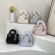Beg Lady Dior berkilau daripada kulit paten yang tersedia dalam stok, beg wanita dengan sulaman berl