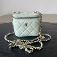 Chanel香奈兒荔枝紋牛皮小方盒 淡綠色25年芯片款 尺寸10×9cm 帶鏡子 可手提可斜挎