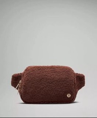 [全新]LULULEMON 毛毛腰包（大）Belt Bag  Large 2L Fleece 加拿大代購 正貨 羔羊絨