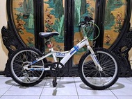 還滿新的20吋捷安特yj251 shimano 6段變速兒童腳踏車適合身高120-130之間騎乘桃園自取。。。。附燈鎖