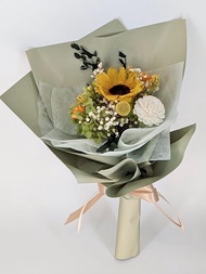 畢業季主題花卉 綠色系畢業花束/永生向日葵擴香索拉乒乓菊花束