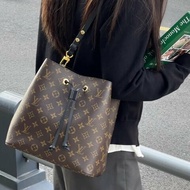 LV老花拚黑色內裡MM束口水桶包M44020