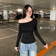 เสื้อแขนยาว ปาดไหล่ข้างเดียว ผ้าเรย่อน  แต่งจับจีบย่นข้างเพิ่มความเพรียว ผ้าบาง รุ่น แขนยาวปาดเฉียง 