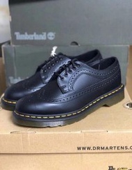 Dr·Martens 3989 黑色鵰花布洛克鞋 男女同款
