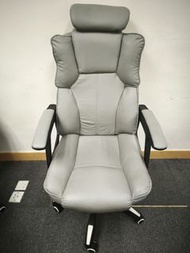 灰色人體工學辦公椅