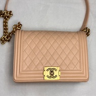 CHANEL 奶茶色 荔枝牛皮 復古金釦BOY 25